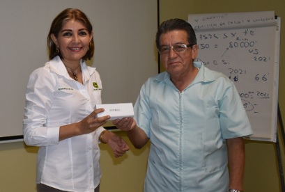 Cristina Valenzuela recibiendo sus lentes.